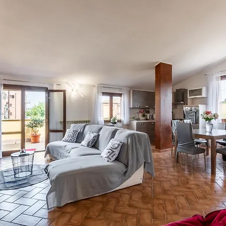 Theo House -